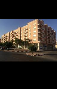 ein großes Apartmenthaus in einer Stadtstraße in der Unterkunft Appartement gueliz Majorelle in Marrakesch