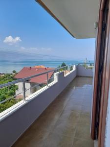 balcón con vistas al océano en Villa Balliu, en Pogradec