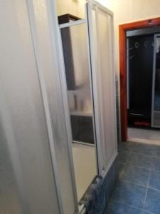 lodówka ze stali nierdzewnej w kuchni z kuchenką mikrofalową w obiekcie Near the Ladies beach-100m only w mieście Aydın