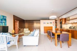 a dining room and living room with a table and chairs at Herdade dos Salgados Harmonia in Guia