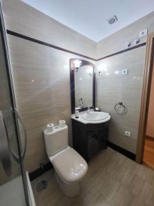 een badkamer met een wit toilet en een wastafel bij Apartamento Plaza España Gran vía centro in Madrid