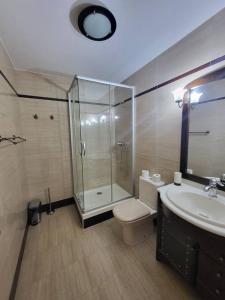 een badkamer met een douche, een toilet en een wastafel bij Apartamento Plaza España Gran vía centro in Madrid