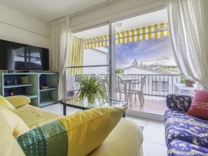 sala de estar con sofá y vistas a un balcón en Piso ideal para dos con balcón Platja d'Aro, en Platja d'Aro