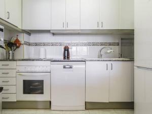 Kuchyň nebo kuchyňský kout v ubytování Piso ideal para dos con balcón Platja d'Aro