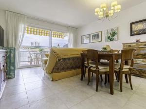 阿羅堡的住宿－Piso ideal para dos con balcón Platja d'Aro，客厅设有餐桌和桌椅
