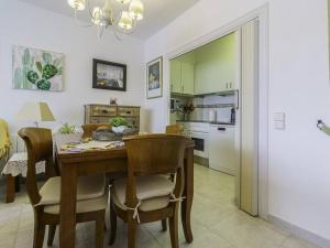 Kuchyň nebo kuchyňský kout v ubytování Piso ideal para dos con balcón Platja d'Aro