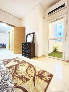 een woonkamer met een dressoir en een raam bij SAM HOUSE 2 min à l'aéroport in Tanger