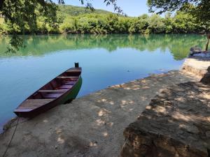 Ein Boot liegt an einem Dock auf einem See. in der Unterkunft Stefin kutak in Bosanski Novi