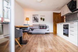 Dapur atau dapur kecil di Haller's Apartments