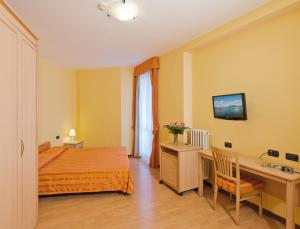 Postel nebo postele na pokoji v ubytování Hotel Residence Dei Fiori
