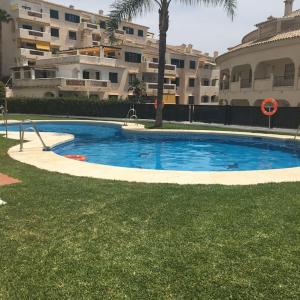 - une piscine au milieu d'une cour avec des bâtiments dans l'établissement Quilla Apartment, à Torrequebrada
