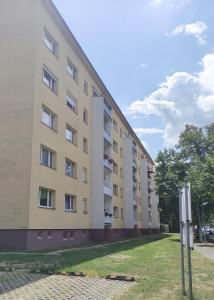 un edificio de apartamentos con un cartel delante en Apartment L - comfort en Leipzig