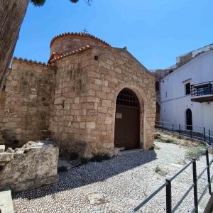 een oud bakstenen gebouw met een grote deur bij Rhodes Youth Hostel in Rhodos-stad