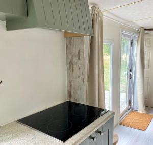 eine Küche mit einer schwarzen Arbeitsplatte in der Unterkunft Het Hoefje in Sint-Annaland