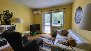 un soggiorno con divano e TV di Peaceful and beautiful apartment in Hämeenlinna a Hämeenlinna