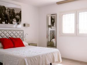 Postel nebo postele na pokoji v ubytování Villa KM2 lovely villa located just outside of Sa Carroca a 5 minute drive from Playa den Bossa