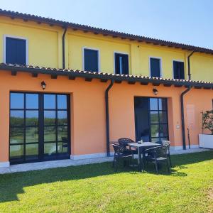 a house with a table and chairs in the yard at La Crosona in Colà di Lazise