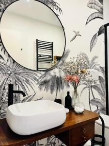 baño con espejo y mesa con lavamanos en Cascina La Botanica, en Crescenzago