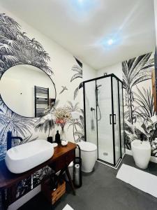 baño con espejo grande y 2 aseos en Cascina La Botanica, en Crescenzago