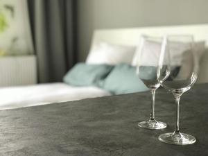 dois copos de vinho em cima de uma mesa em Charmantes Loft mit Balkon em Magdeburg