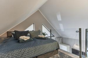 sypialnia z łóżkiem z 2 poduszkami w obiekcie Villa Park w Świnoujściu