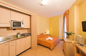Kuchyň nebo kuchyňský kout v ubytování Hotel Residence Dei Fiori