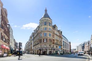 a large building on a street in a city at Piccadilly, Soho 1 BR Sleep 6 VR1 in London