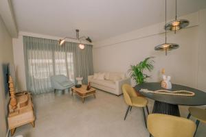 un soggiorno con divano e tavolo di HAMA Luxury Seaside Apartments a Korinthos
