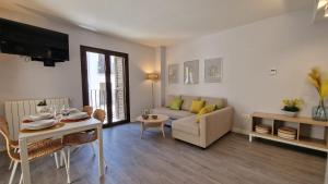 sala de estar con sofá y mesa en IMEDA Apartamentos Piedra Santa, en Granada