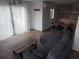 Sorbo-OcagnanoにあるTrès belle maison F3- 63 m² en Corseのリビングルーム(ソファ、木製テーブル付)