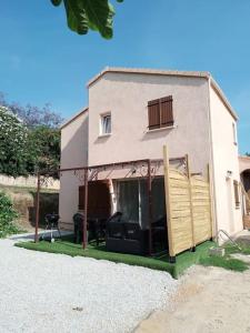 Sorbo-OcagnanoにあるTrès belle maison F3- 63 m² en Corseの大きな窓とパティオ付きの家