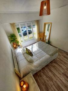 a bedroom with a large bed in a room at La casa de fabian in Mar del Plata