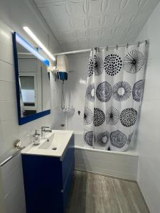 uma casa de banho com um lavatório e um espelho em Mediterrani Haus em L'Ametlla de Mar