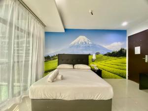 ein Schlafzimmer mit einem großen Bett und einem Wandbild aus den Bergen in der Unterkunft Best View Hotel Sunway Mentari in Petaling Jaya