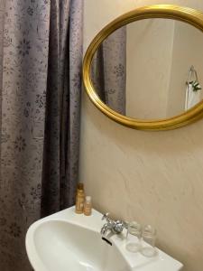 a bathroom with a sink and a mirror at Gullringens Värdshus & hotell in Gullringen