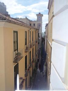 サレルノにあるThe Placeの時計塔のある路地の眺め