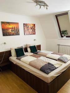 Posteľ alebo postele v izbe v ubytovaní Klebi’s apartmanház