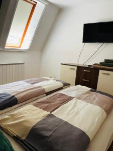 Posteľ alebo postele v izbe v ubytovaní Klebi’s apartmanház