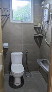 łazienka z toaletą i oknem w obiekcie Ayana Homestay w mieście Labuan