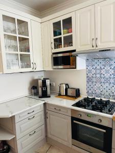 Kuchyňa alebo kuchynka v ubytovaní Klebi’s apartmanház