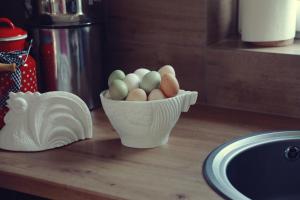 a bowl of eggs on a counter next to a sink at Agroturystyka W kurniku z jacuzzy in Lubań