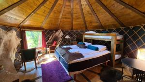 ein Schlafzimmer mit einem Bett in einem Holzzimmer in der Unterkunft Hardanger Basecamp in Osa