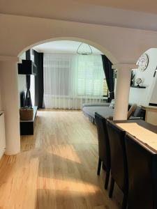 Kuchyňa alebo kuchynka v ubytovaní Klebi’s apartmanház