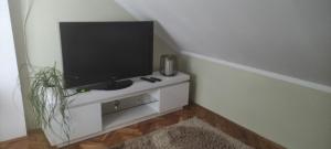 telewizor na białej szafce w pokoju w obiekcie Katty-Rastoke w mieście Slunj
