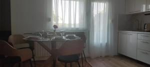 kuchnia ze stołem z talerzami i okularami w obiekcie Katty-Rastoke w mieście Slunj