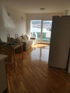 ein Wohnzimmer mit Sofa und Tisch in der Unterkunft Apartment Croatika on the Beach in Trogir