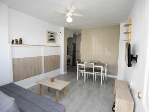 ein Wohnzimmer mit einem Sofa und einem Tisch in der Unterkunft Apartamento Urb. Playasol en Puerto de Mazarrón in Puerto de Mazarrón