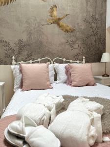ein Schlafzimmer mit einem Bett mit weißen Handtüchern darauf in der Unterkunft Figtrees in Margueron