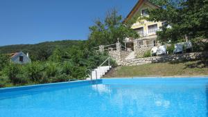 una gran piscina frente a una casa en Villa Sümeg, en Sümeg