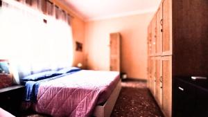 ein Schlafzimmer mit einem Bett, einer Kommode und einem Fenster in der Unterkunft Piccolo Borgo Affittacamere BIKE FRIENDLY in Taranto